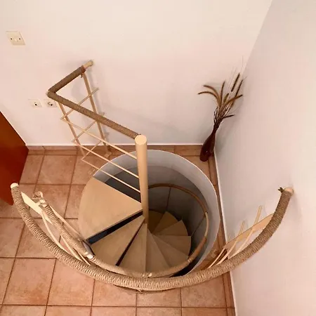 Square Apartment *